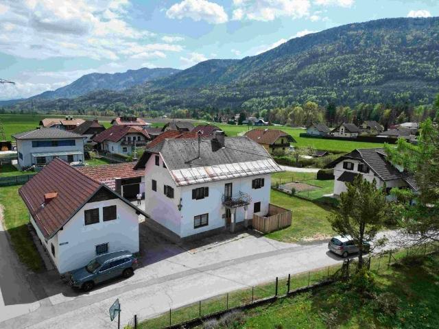 Viel Platz & Möglichkeiten: Wohnhaus mit Werkstätten und großem Grundstück