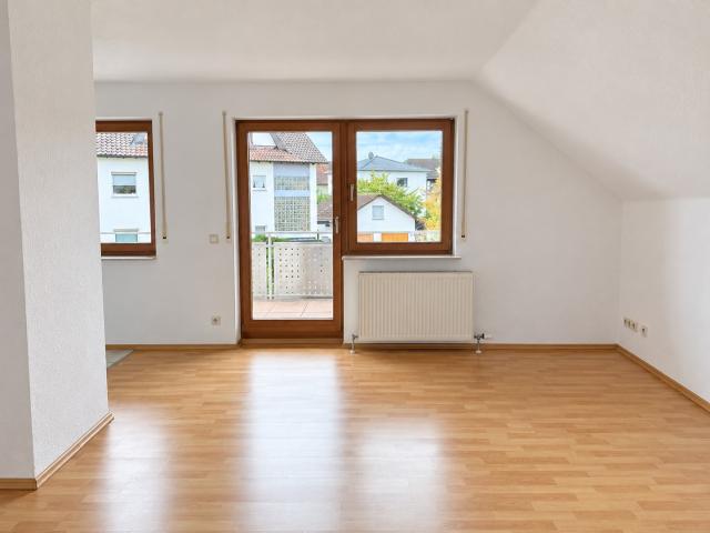 Gemütliches Wohnen mit viel Platz: Gepflegte 4 Zimmer DG Wohnung in 75242 Neuhausen Enzkreis