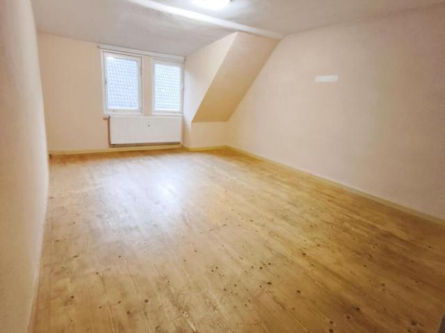 Viel Platz auf zwei Ebenen: Dachgeschoss Wohnung mit Studio in Sulz am Neckar