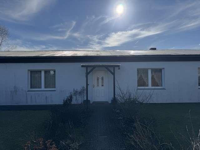 Viel Platz auf einer Ebene: Großzügiger Bungalow mit Potenzial im Schweriner Umland