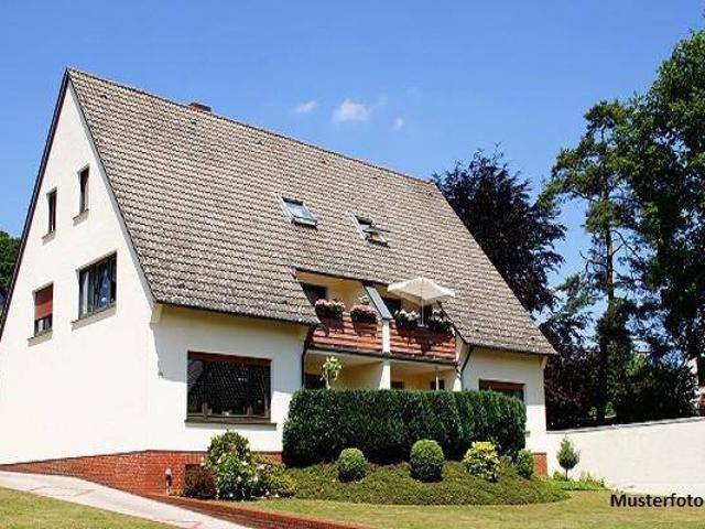 Viel Platz für zwei Familien: Zweifamilienhaus mit Terrasse, Balkonen & Garage