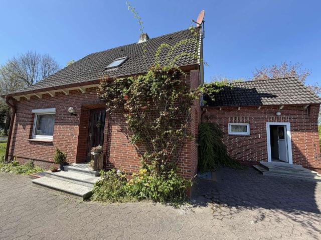 Viel Platz für alle! Hübsches Rotsteinhaus auf tollem Grundstück mit altem Baumbetsand
