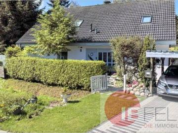 Viel Platz für die ganze Familie: Großzügiges Einfamilienhaus mit 176 m² Wohnfläche und Doppelcarport