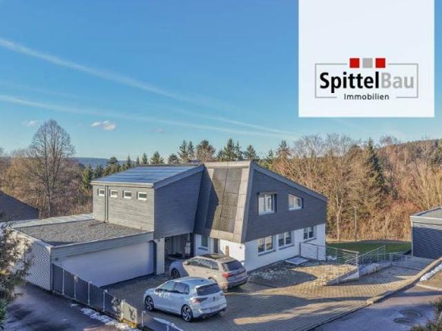Zweifamilienhaus mit Stil, Freiraum und besonderen Extras in attraktiver Wohnlage!