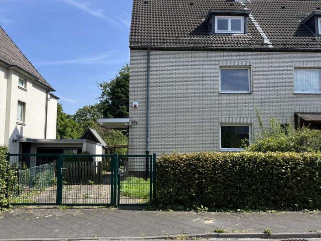 Viel Platz für die ganze Familie – Reiheneckhaus mit Garten in Düsseldorf Lohausen