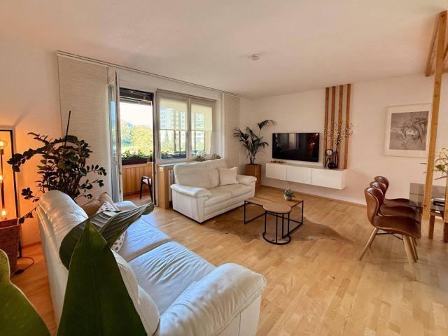 Viel Platz für die Familie – umfassend sanierte Wohnung mit zwei Loggien!