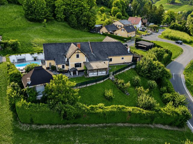 Viel Platz für die Familie: Wohnhaus mit Pool und Aussicht in schöner Grünlage