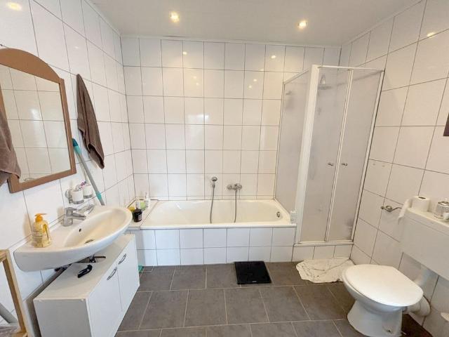 Viel Platz für die Familie! Ruhige Lage, super Lux Anbindung, Garage und Gäste WC.