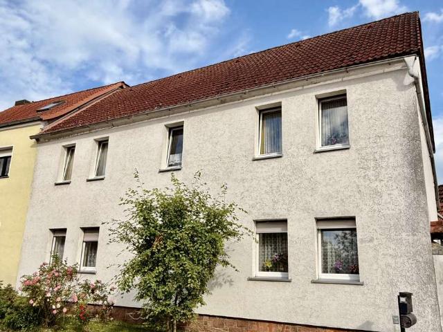 Viel Platz für Familie, Generationen und Ideen – Wohnhaus mit Garagen und Nebenflächen in Sennewitz
