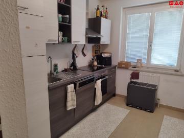 viel platz für ihre familie! gemütliche 4 zimmer wohnung mit großer loggia umgeben von grünflächen! beste infrastruktur!