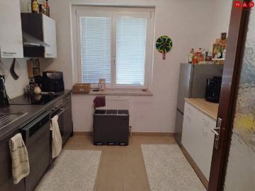 Viel Platz für Ihre Familie! Gemütliche 4 Zimmer Wohnung mit großer Loggia umgeben von Grünflächen! Beste Infrastruktur!