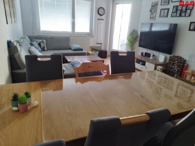 Viel Platz für Ihre Familie! Gemütliche 4 Zimmer Wohnung mit großer Loggia umgeben von Grünflächen! Beste Infrastruktur!