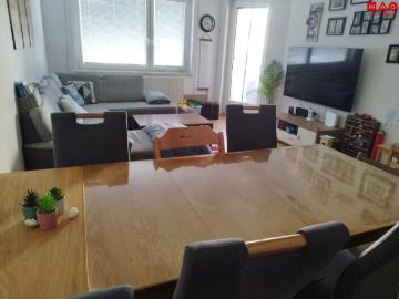 Viel Platz für Ihre Familie! Gemütliche 4 Zimmer Wohnung mit großer Loggia umgeben von Grünflächen! Beste Infrastruktur!