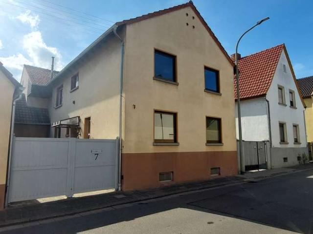 Viel Platz für Ihre Ideen in Böhl Iggelheim: großes Haus mit Werkstatt, Nebengebäuden und Garten