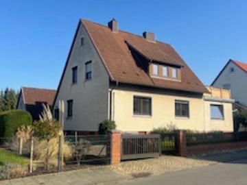 Viel Platz für Ihre Ideen: Zweifamilienhaus mit großem Grundstück