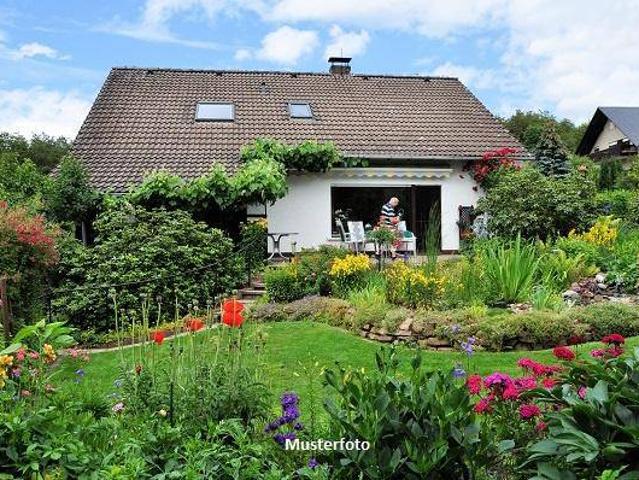 Viel Platz für Ihre Wohnideen – Einfamilienhaus mit Terrasse und Nebengebäude