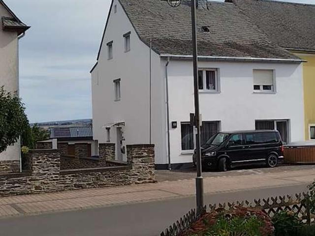 Viel Platz in Monzelfeld: Großzügiges Reihenmittelhaus mit sieben Zimmern