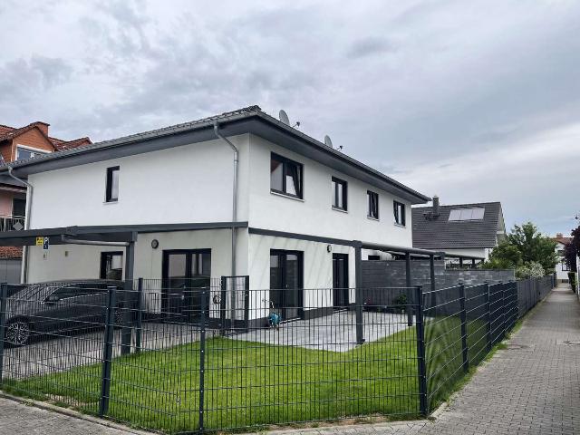 Viel Platz in ruhiger Lage – moderne Doppelhaushälfte mit Terrasse & Carport