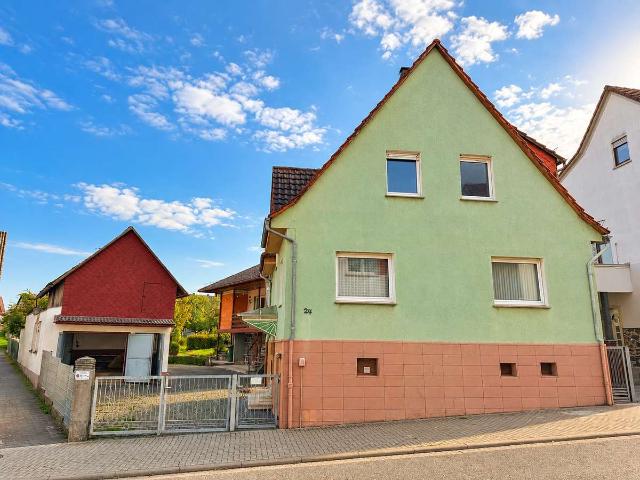 Viel Platz & Potenzial: Einfamilienhaus mit Einliegerwohnung auf großem Grundstück!