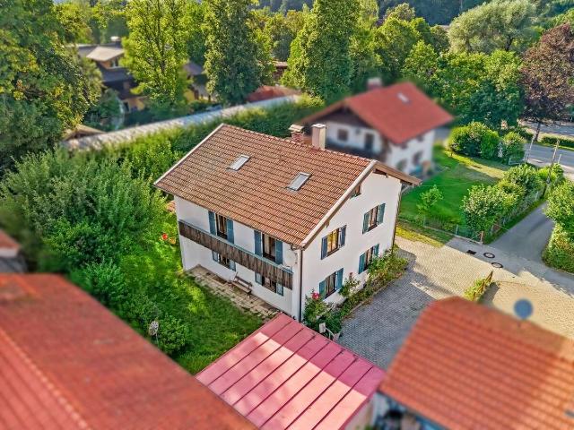 Viel Platz & Potenzial in Frasdorf: Zweifamilienhaus auf 718 m² Grund mit 3 Garagen