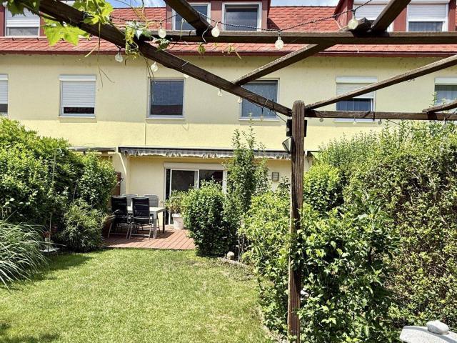 Viel Platz und noch mehr Potential: Reihenhaus inkl. Garagenplatz nahe Hirschstettner Badeteich