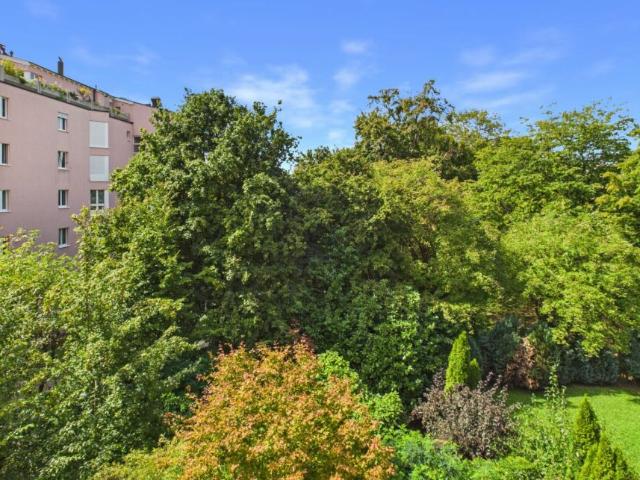 VIEL PLATZ UND SONNIGER BALKON MIT BLICK INS GRÜNE