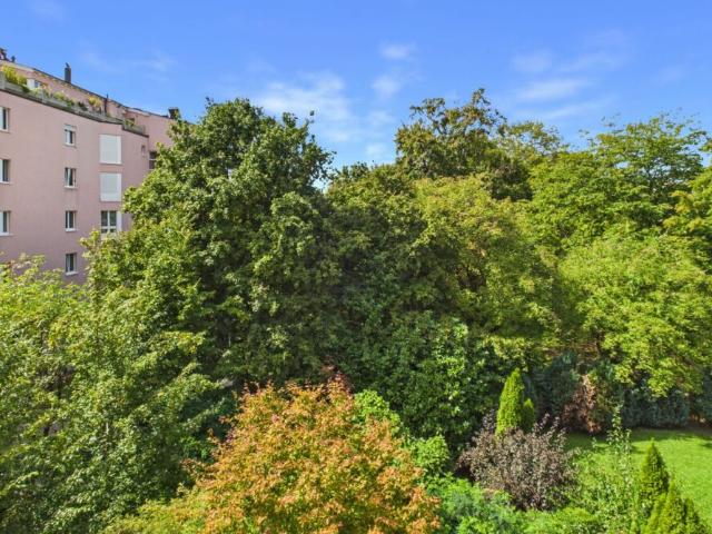 VIEL PLATZ UND SONNIGER BALKON MIT BLICK INS GRÜNE