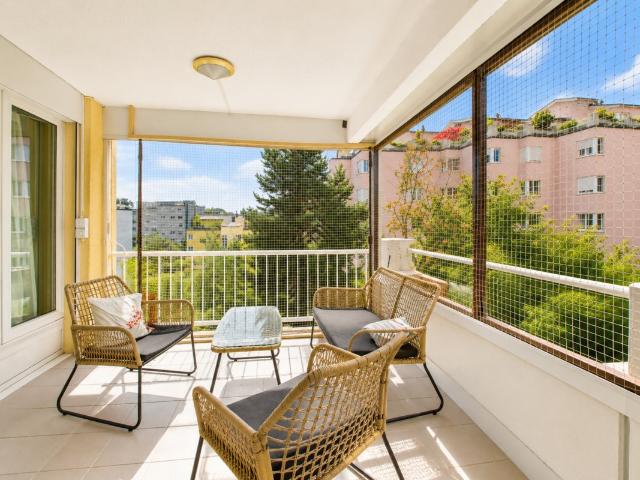 VIEL PLATZ UND SONNIGER BALKON MIT BLICK INS GRÜNE