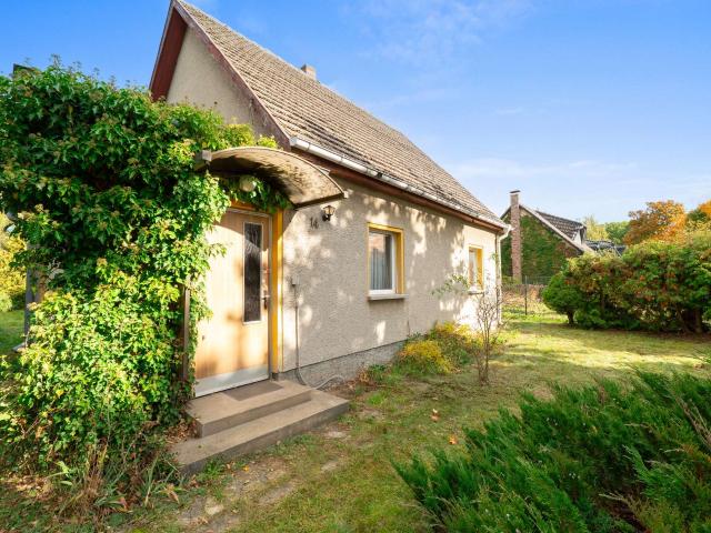 Viel Platz, viel Potenzial: 4 Zimmer Haus mit Kachelofen und großem Garten in Brieselang