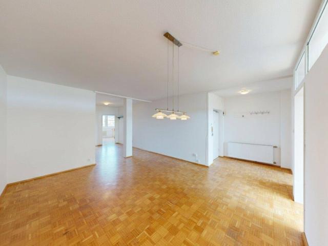 Viel Platz & viele Möglichkeiten: 4 Zimmer Wohnung mit separater Küche