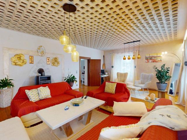 Viel Platz zum Wohnen: Großzügige Wohnung mit Altbauflair in zentraler Lage
