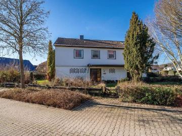 Viel Platz zum Wohnen und Arbeiten – Einfamilienhaus mit Balkon, Terrasse und großem Gartengrundstück in Halle Westf