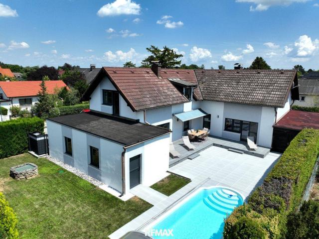 Viel Platz zum Leben – großzügiges Ein oder Zweifamilienhaus mit Pool, großer Südwest Terrasse und viel Raum für Lebensträume!