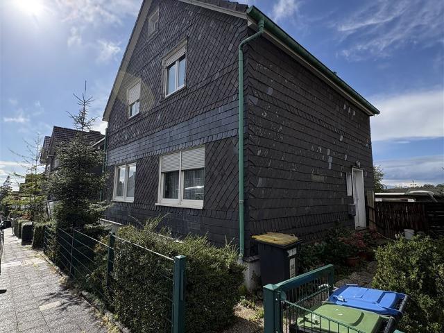 Viel Potenzial in Remscheid – Zweifamilienhaus mit Einliegerwohnung & 5 Garagen
