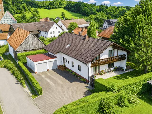 Viel Raum für die Familie: Großzügiges Einfamilienhaus mit Garten und Doppelgarage in Walkertshofen