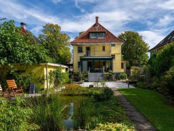Viel Raum für Ihre Träume: Großes Grundstück mit herrlichem Garten, Teich, Wintergarten und Carport