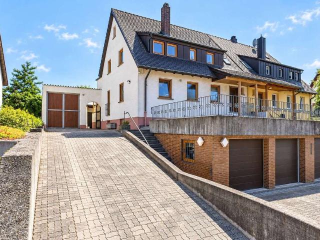 Viel Raum für Wohnen, Werkstatt und Fahrzeuge – Zweifamilienhaus mit vier Garagen in Cadolzburg