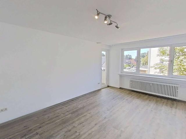 Viel Raum zum Leben: Gepflegte 4 Zimmer Wohnung mit Balkon, Einbauschränken & 2 Bädern