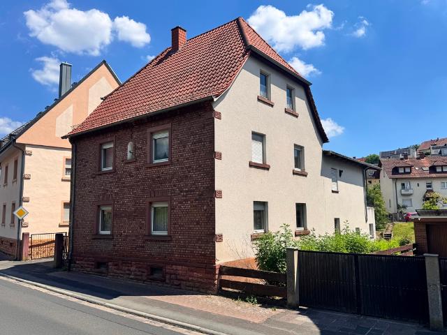 Viele Zimmer: Renovierungsbedürftiges Mehrgenerationenwohnhaus mit viel Platz