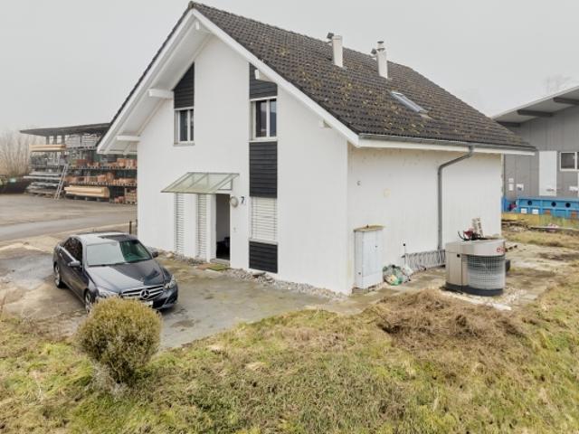 VIELFÄLTIGE LIEGENSCHAFT EXKLUSIV FÜR GEWERBENUTZUNG