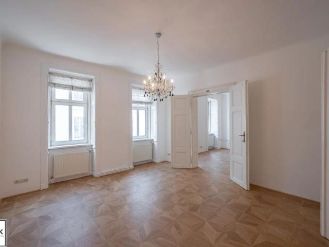 Vielfältige Nutzungsmöglichkeiten: 7 Zimmer, separate Küche, Innenhofterrasse sanierte Altbauwohnung unbefristet mieten!