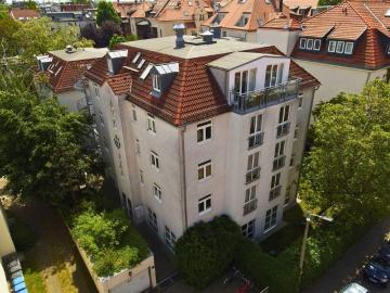 Vielseitig nutzbare Einheit mit Gartenanteil und Stellplatz in gefragter Lage
