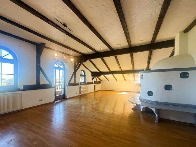 Vielseitige Dachgeschosswohnung mit liebevollen Details eines historischen Bauernhauses