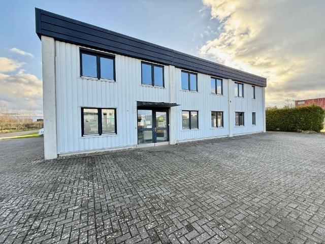 Vielseitige Gewerbehalle mit zwei hellen Büro/Praxiseinheiten Gewerbegebiet Ost!