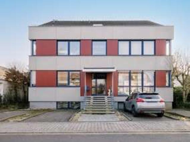 Vielseitiges Gebäude mit Wohnungen Büros und Lager