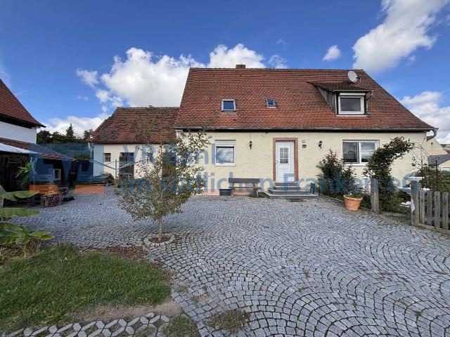 Vielseitiges Einfamilienhaus mit Garten, Garage und Nebengebäude in Weißenbronn