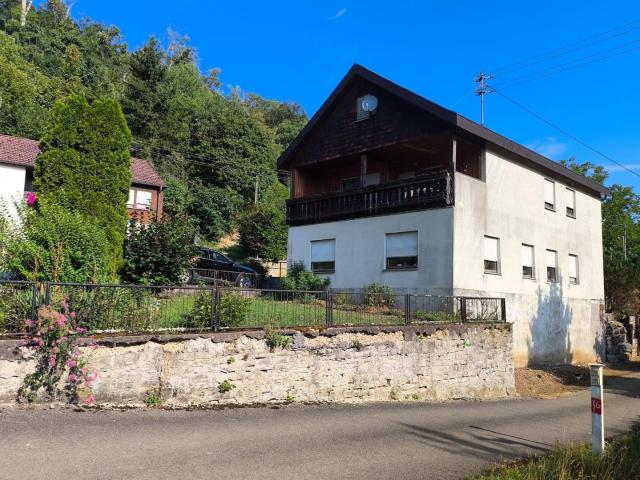 Vielseitiges Modernisierungsprojekt mit Gewölbekeller, Garage & Kamin Optionen in naturnaher Lage