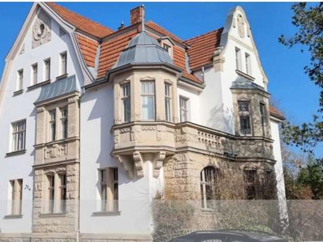Vielseitiges Mehrfamilienhaus: Großzügige denkmalgeschützte Jugendstilvilla in Neustadt bei Coburg