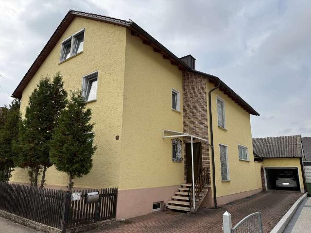 Vielseitiges Raumwunder mit Potenzial: Großzügiges Ein bis Dreifamilienhaus in Schwarzenfeld