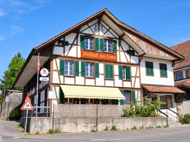 Vielseitiges Wohn und Geschäftshaus mit Restaurant, Saal und zwei Wohnungen in Mülchi